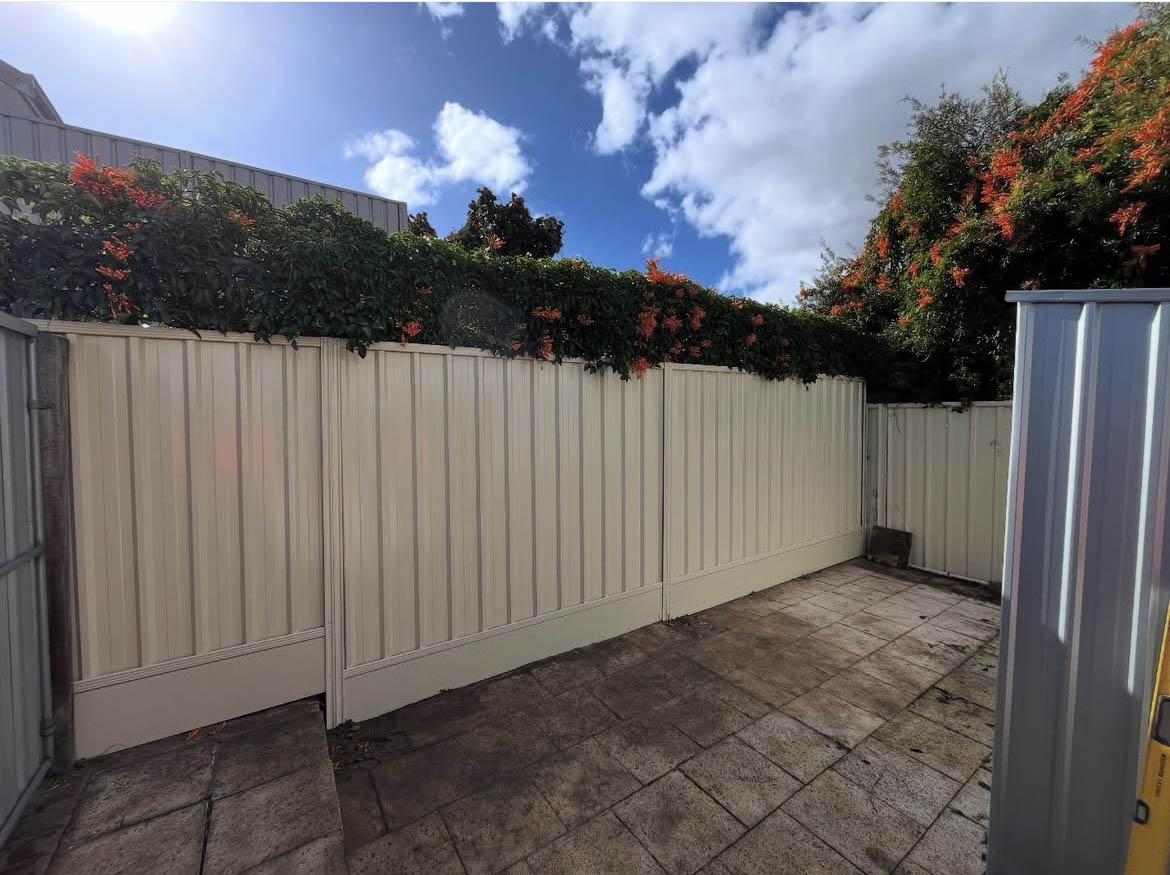 Colorbond fencing by trusted fencing contractors in Perth, Colorbond fence installed by Perth fence installation experts, Colorbond steel fence installed in a Perth residential property